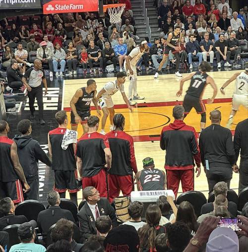 热火队在主场比赛中实现漂亮逆转，赢得关键胜利的简单介绍