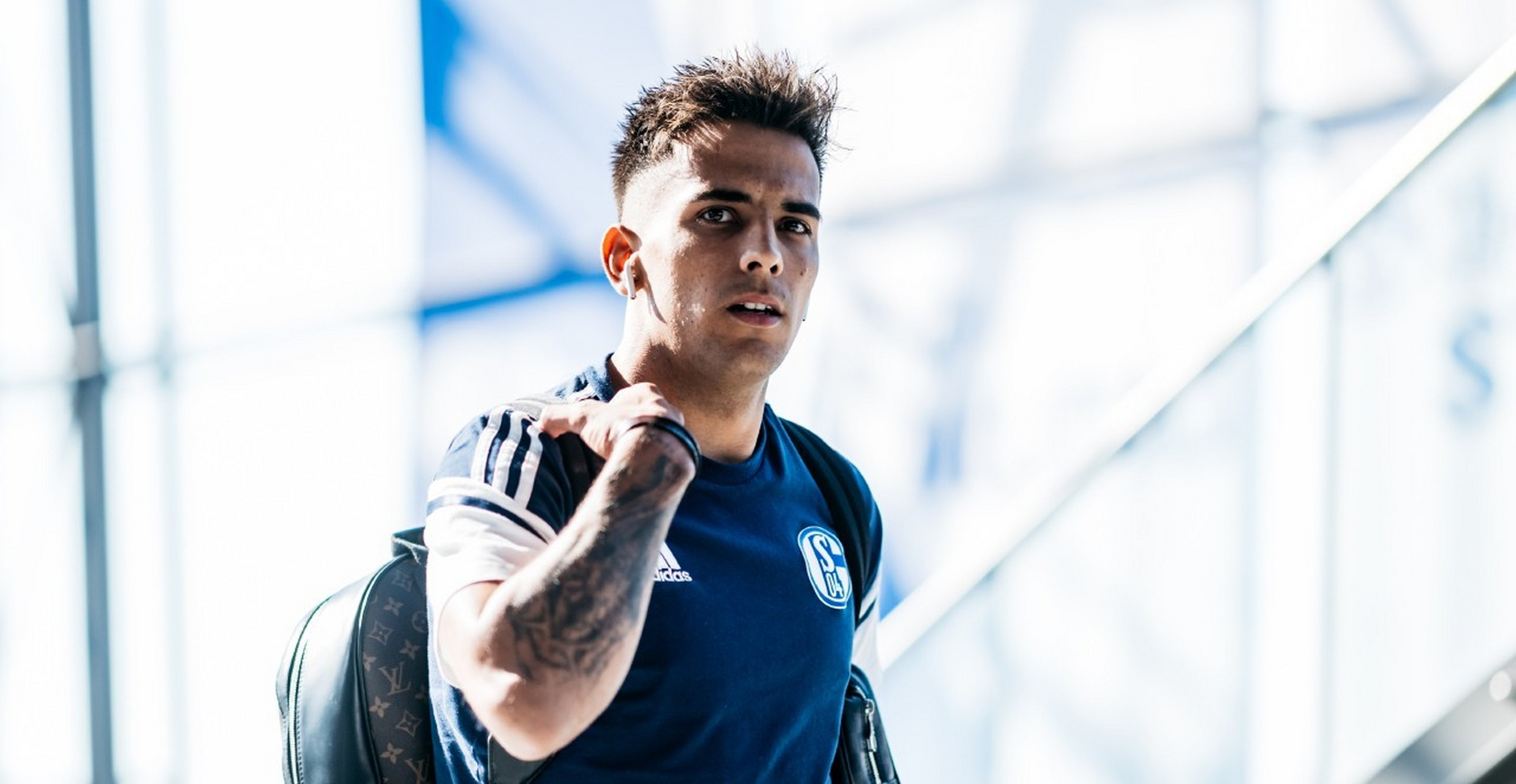 关于沙尔克在昨晚比赛中表现抢眼的信息