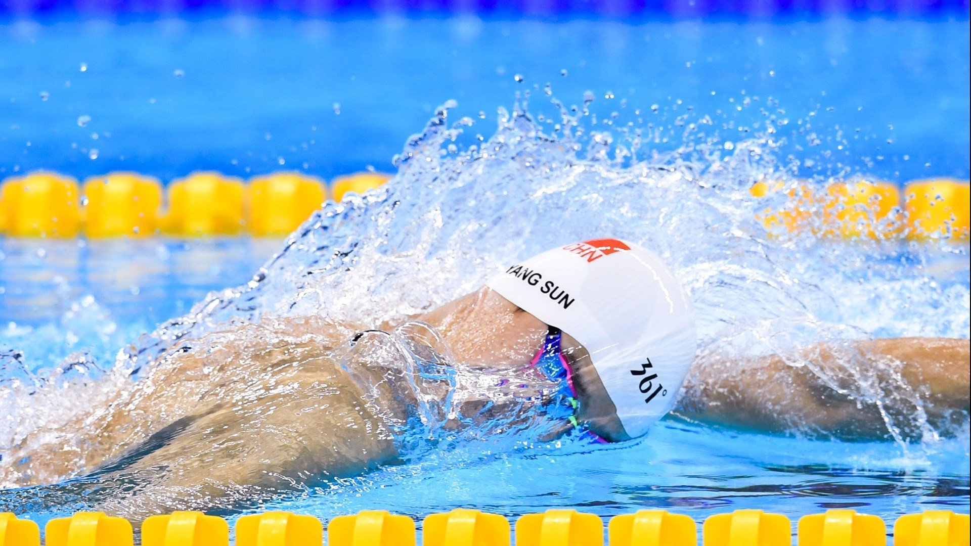 赛道与星光之间，厄德高在F1街道赛之夜的炽热独舞